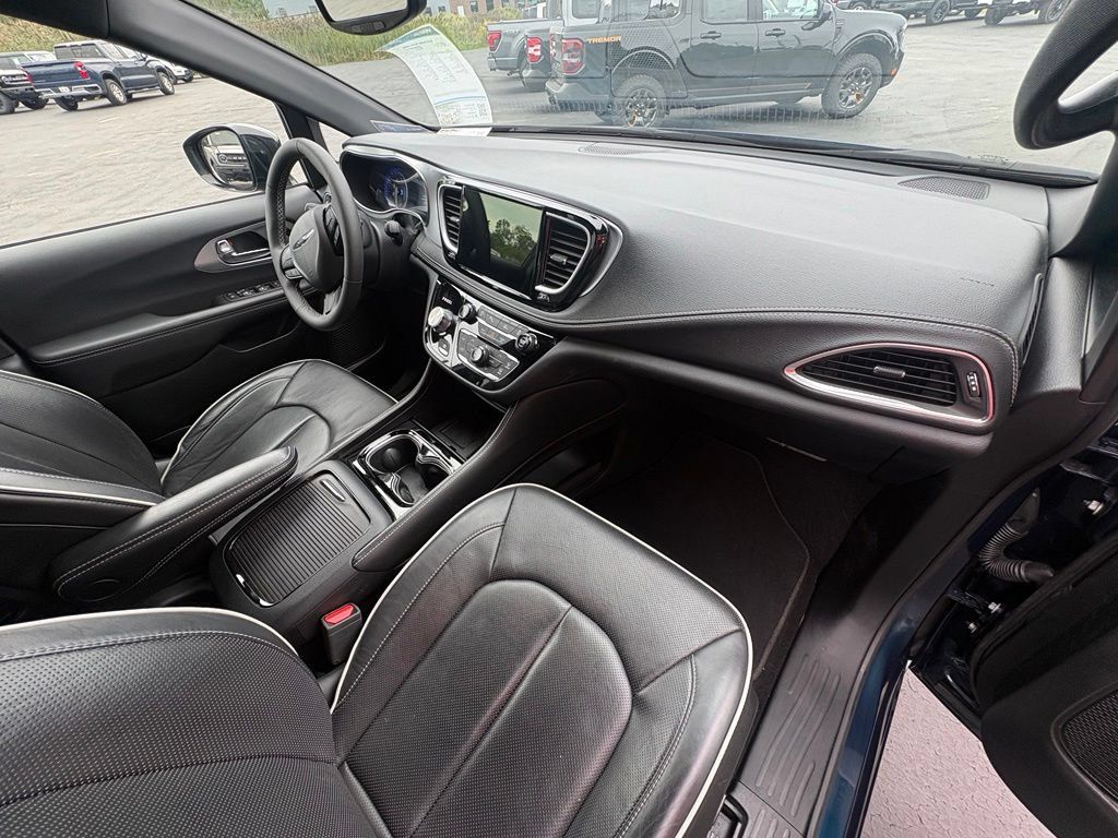 Used 2025 Chrysler Pacifica Limited FWD image 34