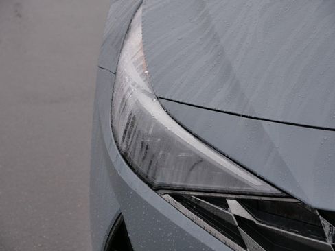 Certified 2022 Hyundai Elantra Limited w/ Preferred Accessory Package image 16