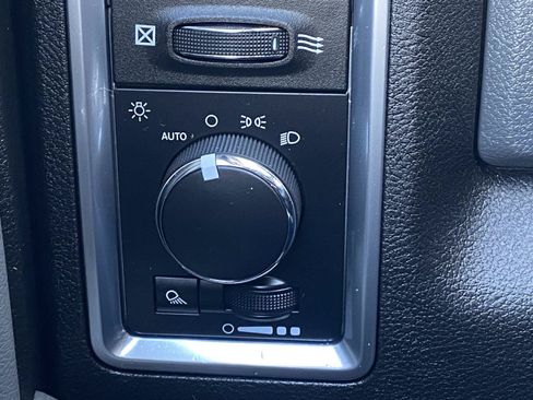 Used 2019 RAM 1500 Classic SLT RWD image 11