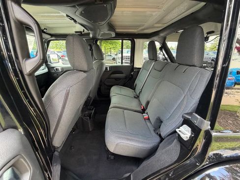Used 2025 Jeep Wrangler Unlimited Sahara AWD/4WD image 18
