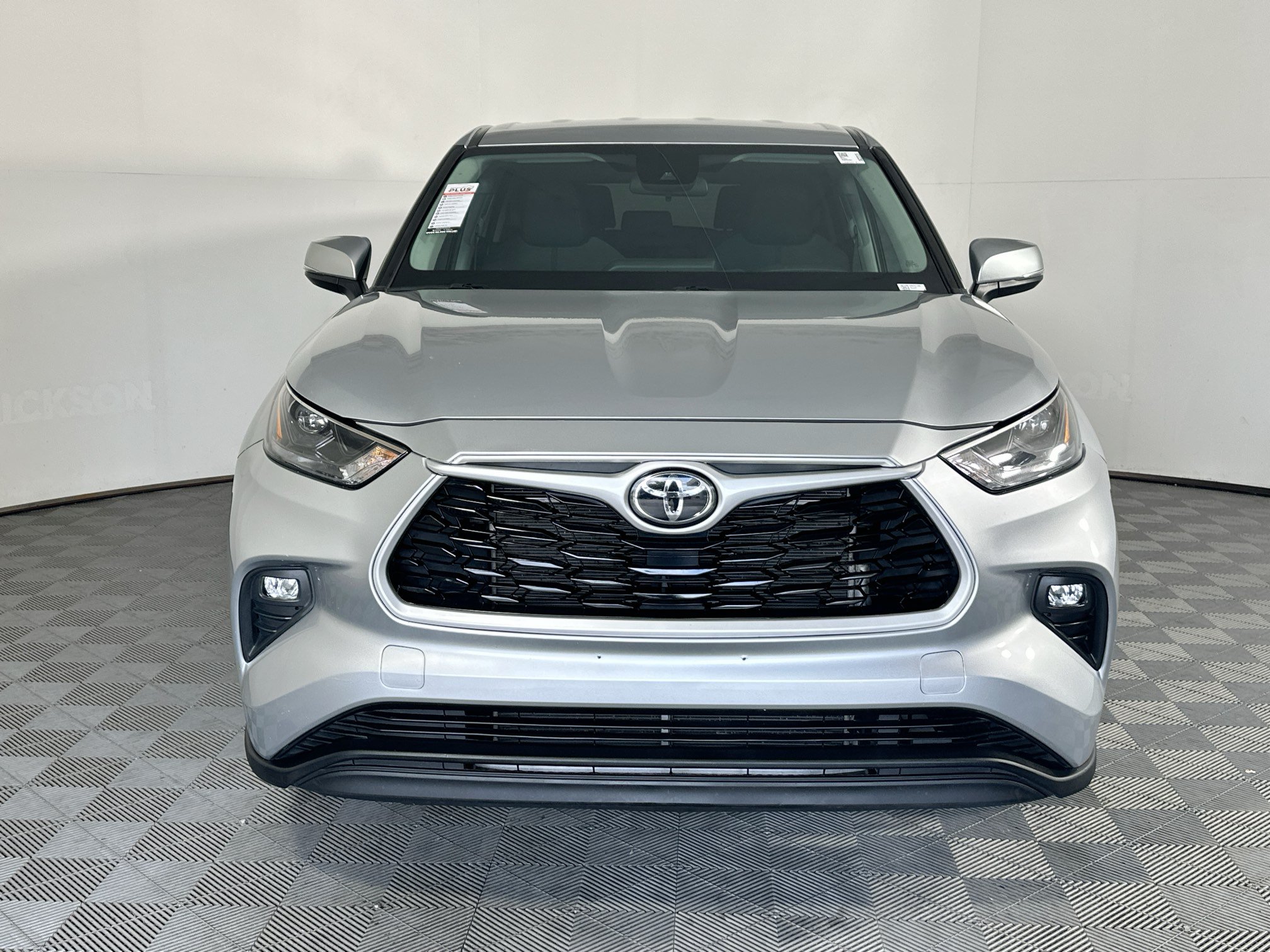 Used 2024 Toyota Highlander LE FWD image 8