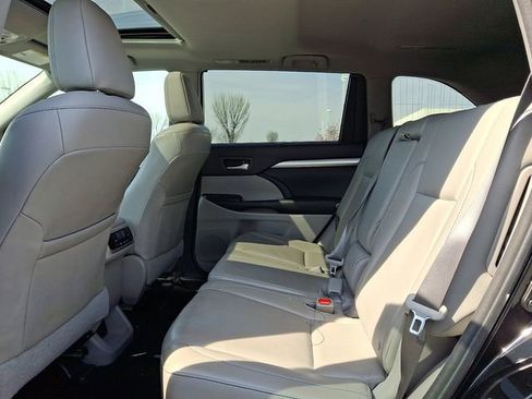 Used 2016 Toyota Highlander XLE w/ Four Season Floor Mat Package AWD/4WD image 10