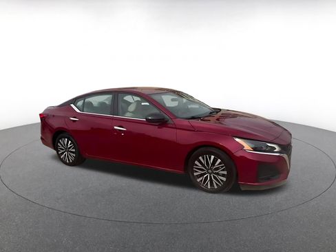 Used 2025 Nissan Altima 2.5 SV FWD image 2