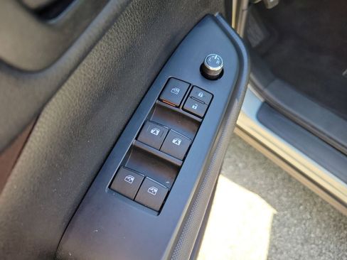 Used 2019 Toyota Highlander LE FWD image 13
