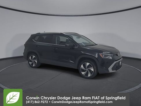 Used 2025 Volkswagen Taos SE AWD/4WD image 2