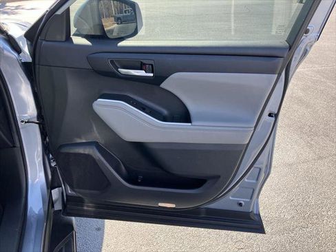 Certified 2023 Toyota Highlander XLE image 35