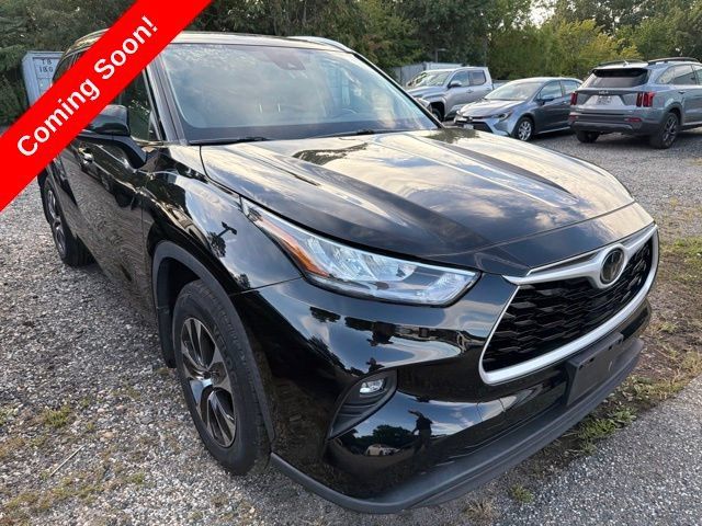 Certified 2020 Toyota Highlander XLE AWD/4WD image 3