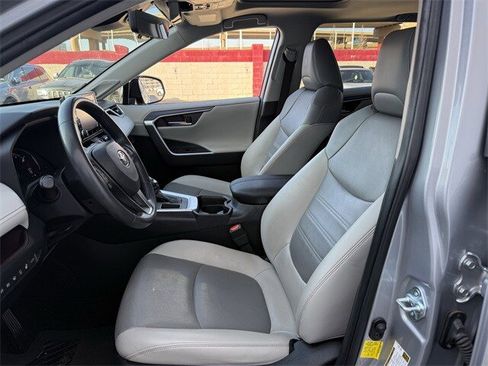 Used 2020 Toyota RAV4 Limited image 27