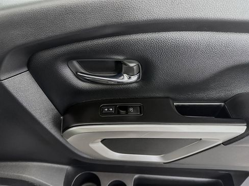 Used 2020 Nissan Titan SV image 31