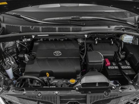 Used 2016 Toyota Sienna SE FWD image 16