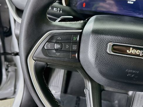 Used 2025 Jeep Grand Cherokee Laredo X AWD/4WD image 21