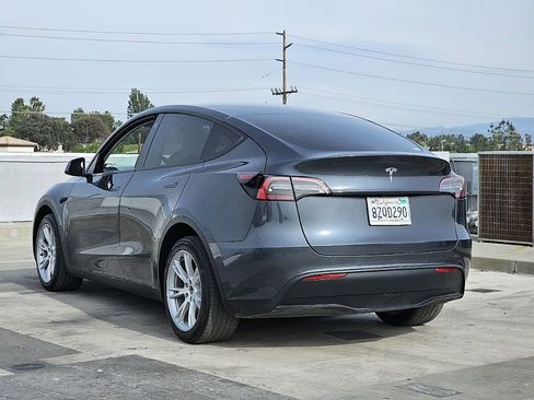 Used 2022 Tesla Model Y Long Range image 16
