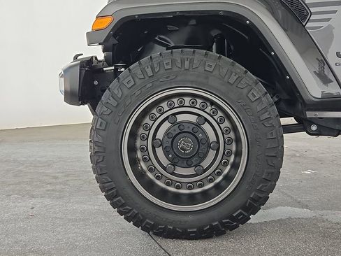 Used 2024 Jeep Gladiator Sport AWD/4WD image 38