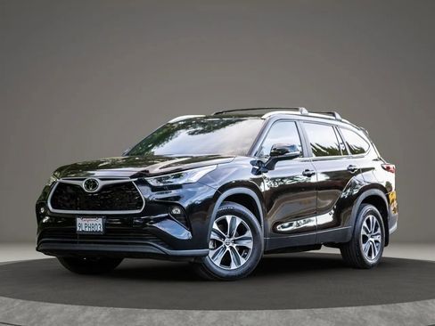 Used 2024 Toyota Highlander XLE image 1