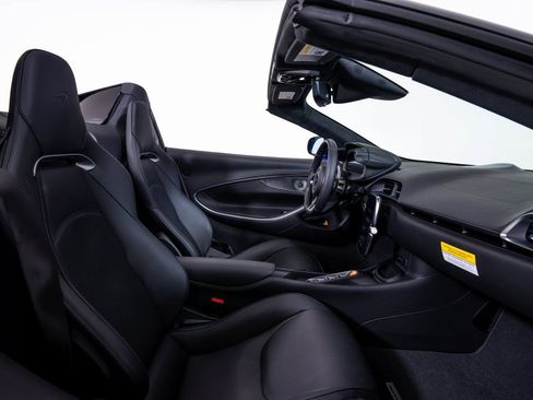 Used 2025 McLaren Artura Spider RWD image 20