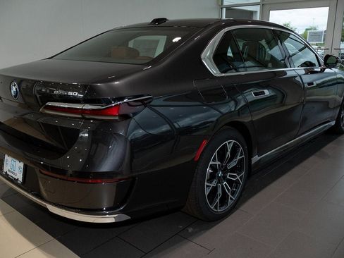 Used 2025 BMW i7 eDrive50 w/ Premium Package image 5