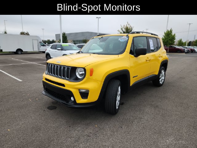 Used 2023 Jeep Renegade Latitude w/ Sun & Fun Group AWD/4WD image 3
