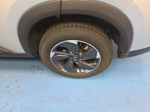 Used 2024 Nissan Rogue SV FWD image 11