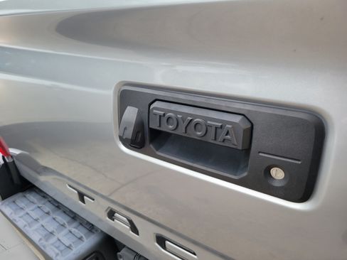Used 2018 Toyota Tacoma TRD Sport RWD image 31