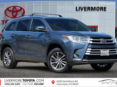 Used 2017 Toyota Highlander XLE AWD/4WD image 1