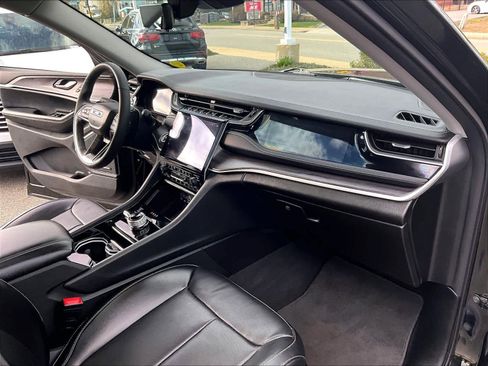 Used 2023 Jeep Grand Cherokee L Limited w/ Luxury Tech Group II image 13