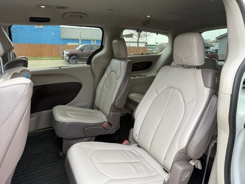 Used 2017 Chrysler Pacifica Touring-L Plus w/ Advanced Safetytec Group image 23