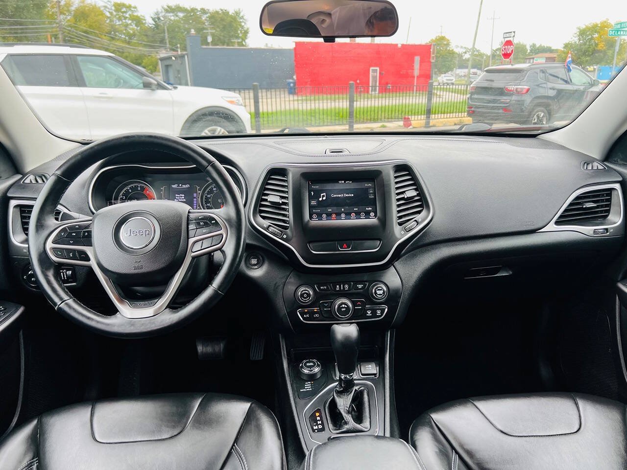 Used 2019 Jeep Cherokee Latitude Plus w/ Cold Weather Group AWD/4WD image 18