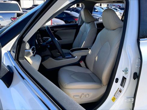 Used 2023 Toyota Highlander Limited image 8