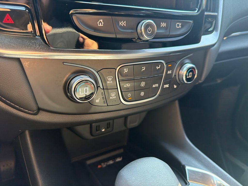 Used 2023 Chevrolet Traverse LT FWD image 34