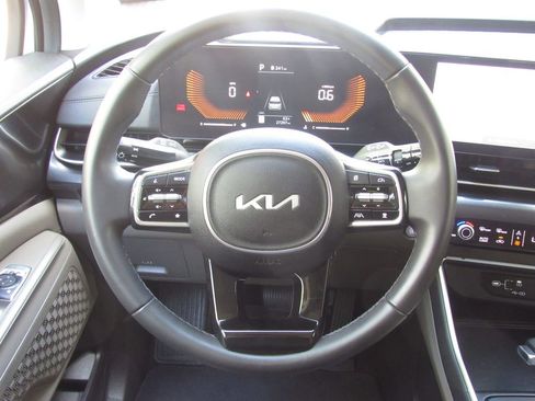 Used 2025 Kia Carnival FWD image 23