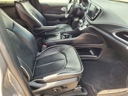 Used 2025 Chrysler Pacifica Limited FWD image 24