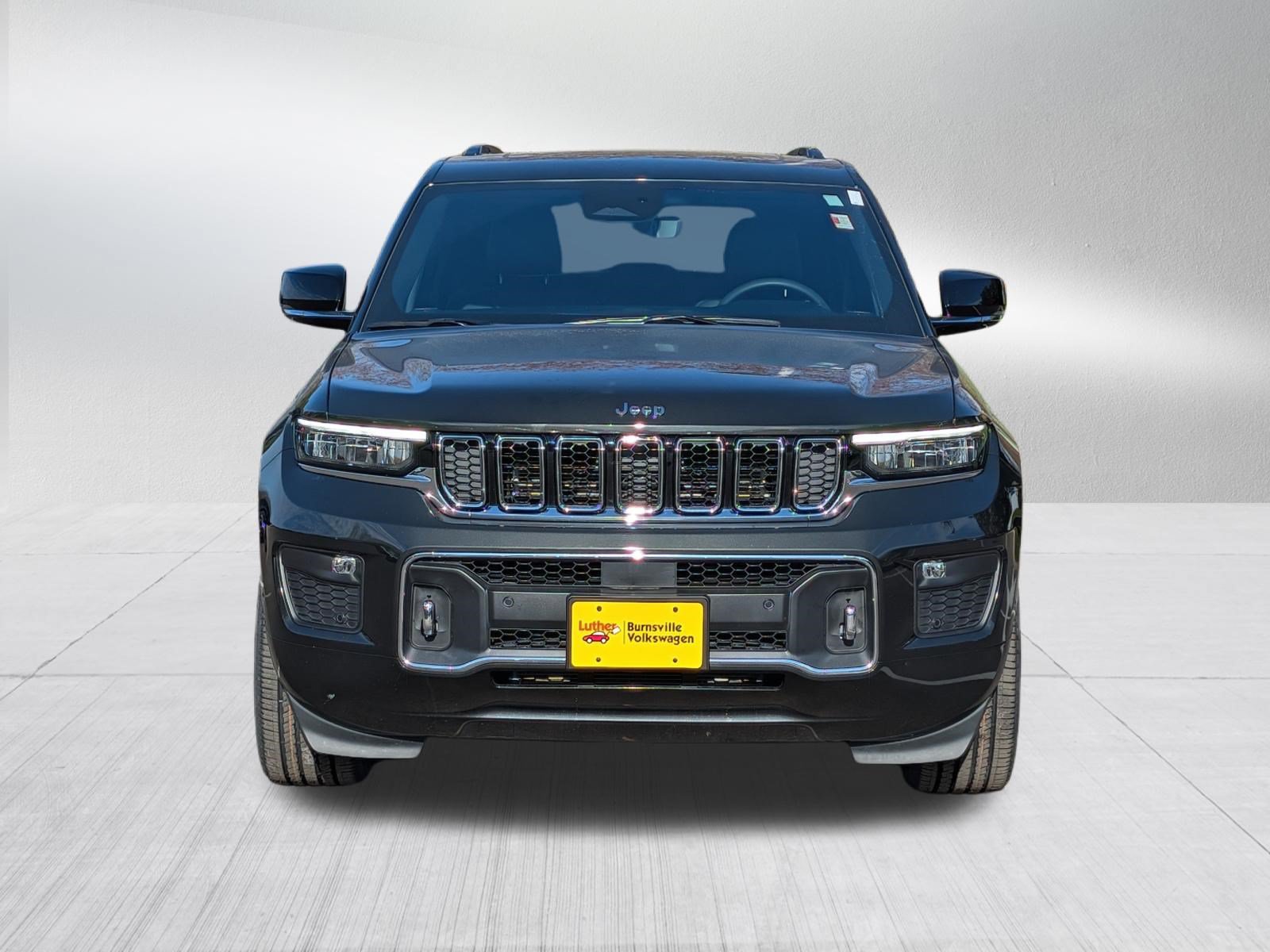 Used 2023 Jeep Grand Cherokee Overland w/ Luxury Tech Group IV AWD/4WD image 2