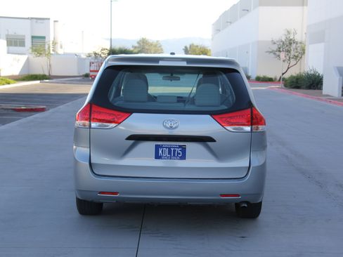 Used 2014 Toyota Sienna L image 6