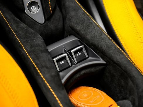 Used 2026 McLaren 750S Spider RWD image 29