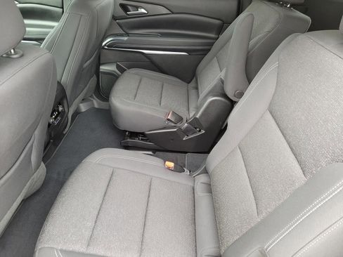 Used 2025 Chevrolet Traverse LT w/ Driver Confidence Package FWD image 16