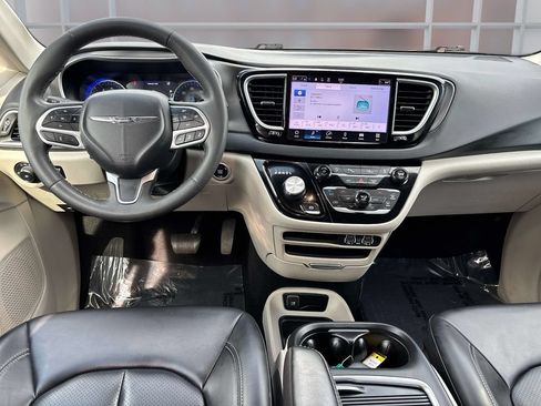 Used 2023 Chrysler Pacifica Touring-L FWD image 13
