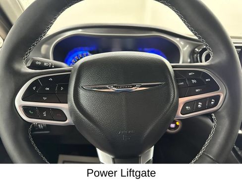 Used 2025 Chrysler Pacifica Select FWD image 38