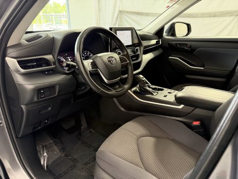 Used 2023 Toyota Highlander LE AWD/4WD image 9
