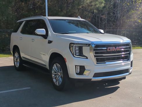 Used 2023 GMC Yukon SLT w/ SLT Luxury Package image 3
