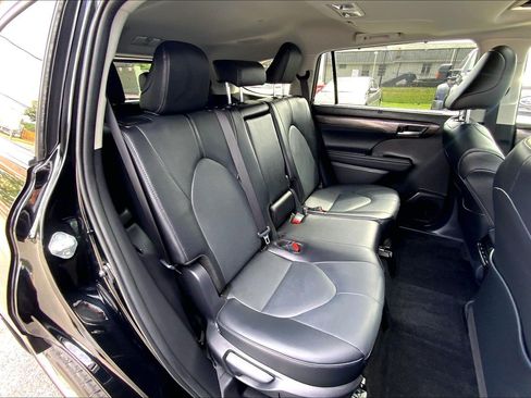 Used 2026 Toyota Highlander Limited AWD/4WD image 32