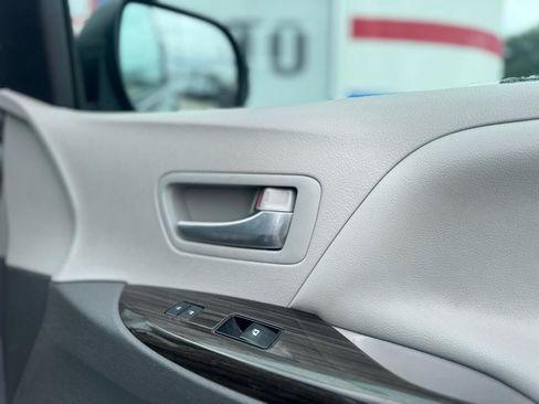 Used 2018 Toyota Sienna XLE FWD image 51