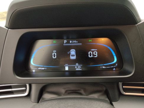 Used 2025 Hyundai Elantra SE image 23