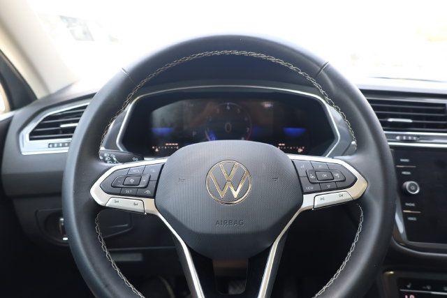 Used 2023 Volkswagen Tiguan SE w/ Panoramic Sunroof Package FWD image 13