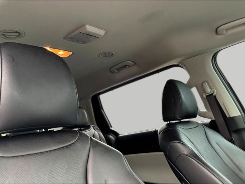 Used 2024 Kia Carnival EX FWD image 28