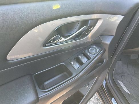 Used 2023 Chevrolet Traverse LT FWD image 15