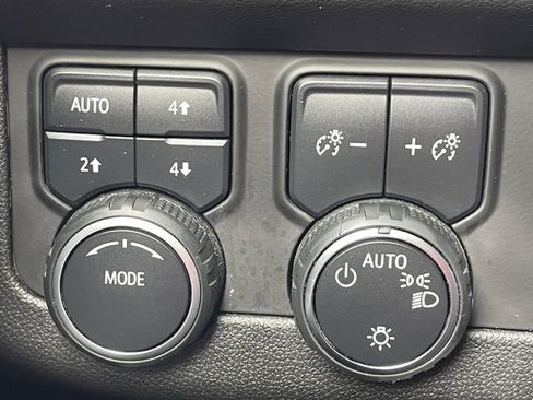 Used 2023 Chevrolet Suburban Premier image 22