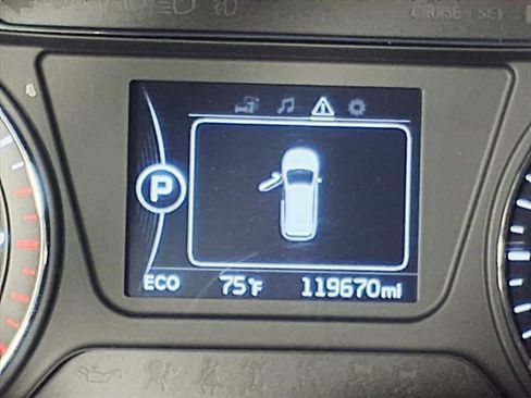 Used 2017 Kia Sorento LX w/ LX Convenience Package image 18