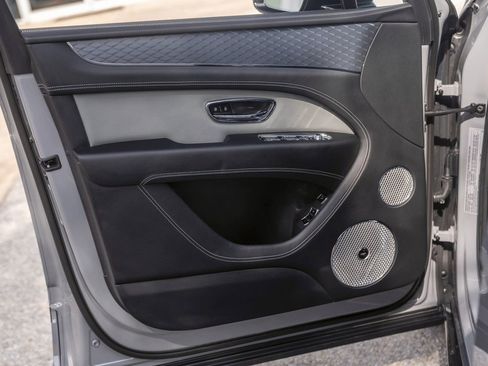 Used 2025 Bentley Bentayga AWD/4WD image 46