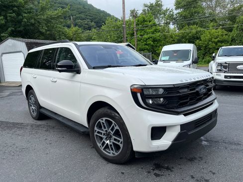 Used 2025 Ford Expedition Active AWD/4WD image 4