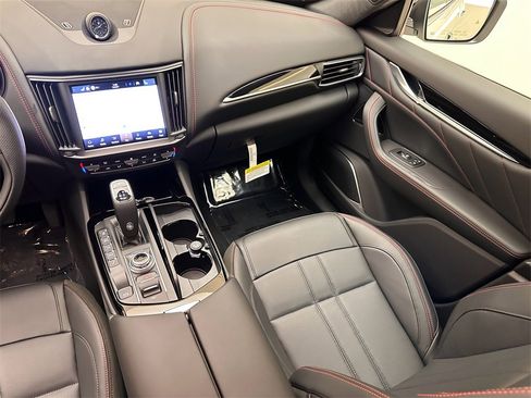 Used 2024 Maserati Levante GT Ultima image 25